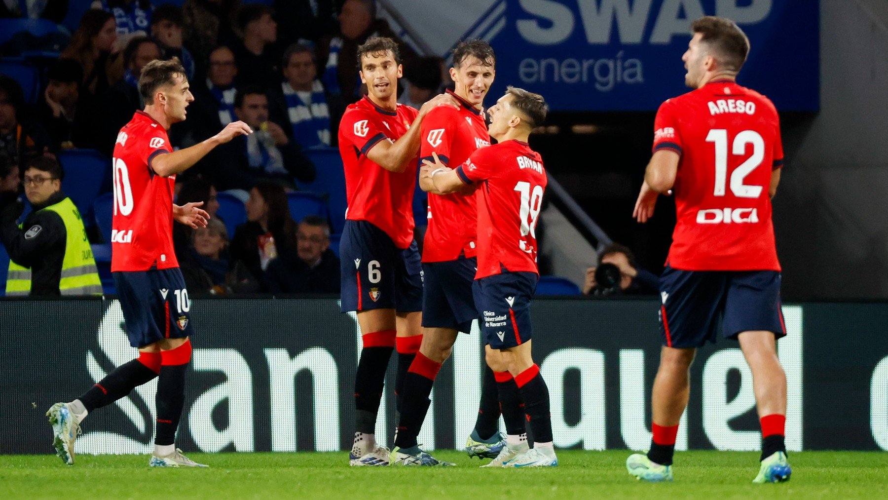 Los jugadores de Osasuna celebran un gol. (EFE)