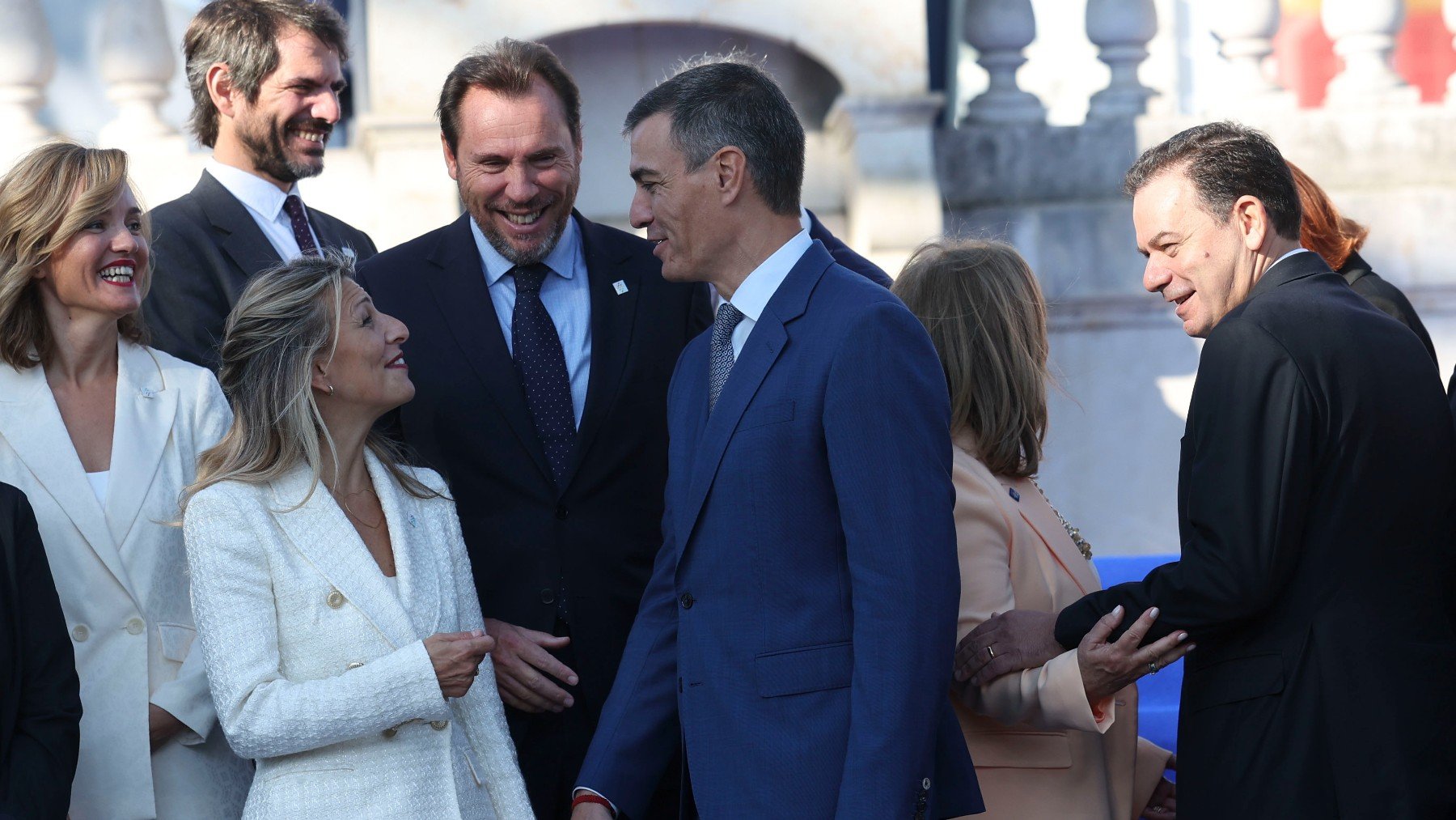 Pedro Sánchez conversa Yolanda Díaz y Óscar Puente, durante la fotografía de familia durante la XXXV Cumbre Luso-Española. (EFE)