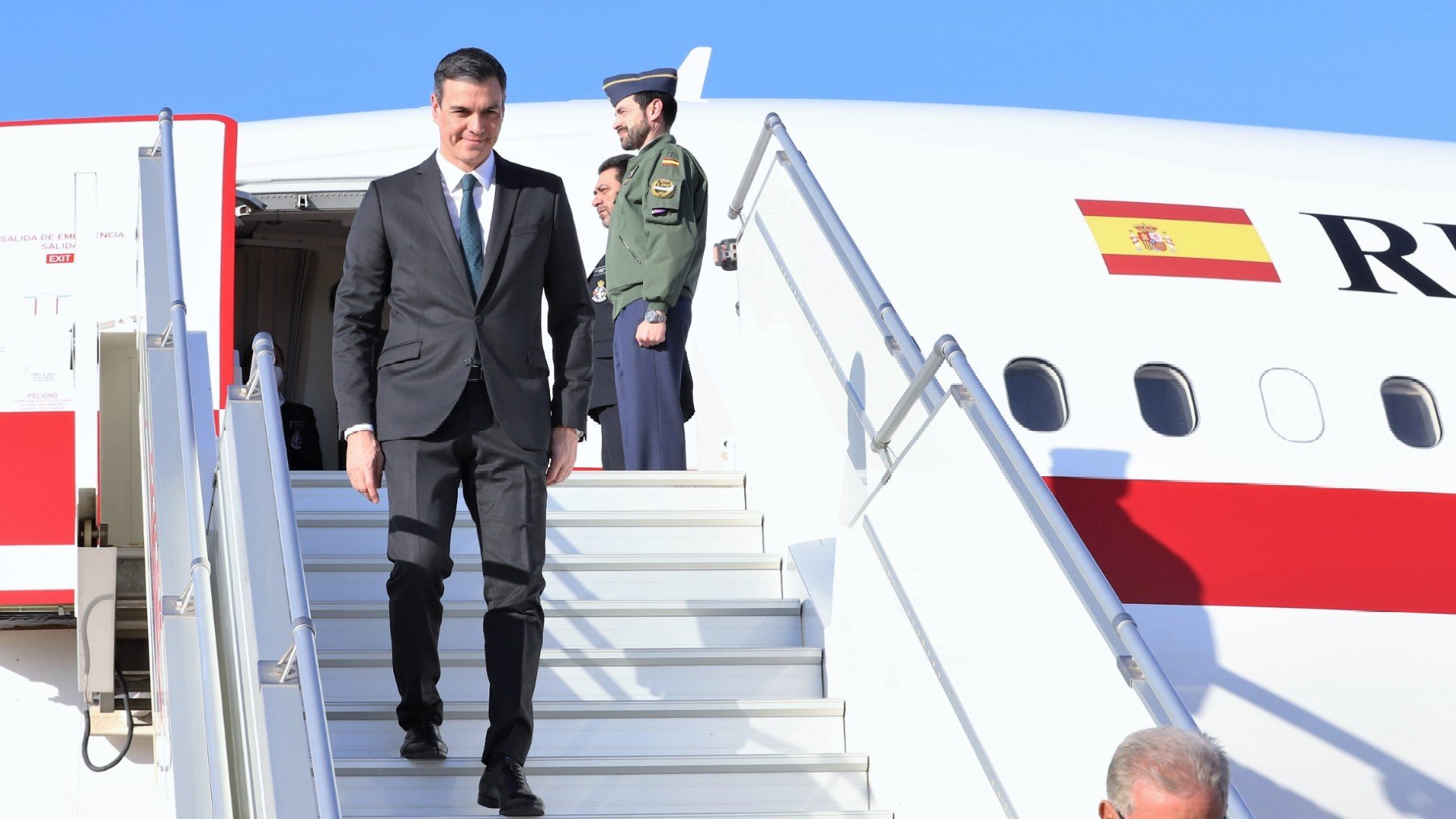 Pedro Sánchez bajando del Falcon.