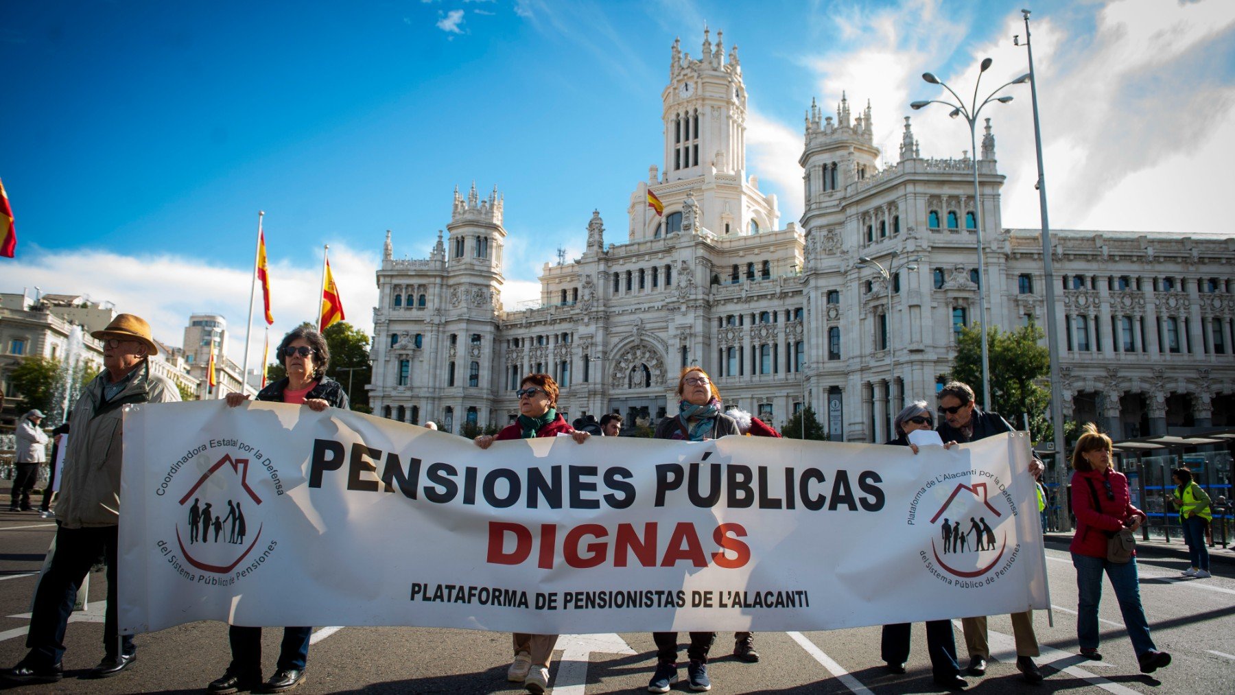 Decenas de personas durante la manifestación por las pensiones públicas. (EP)