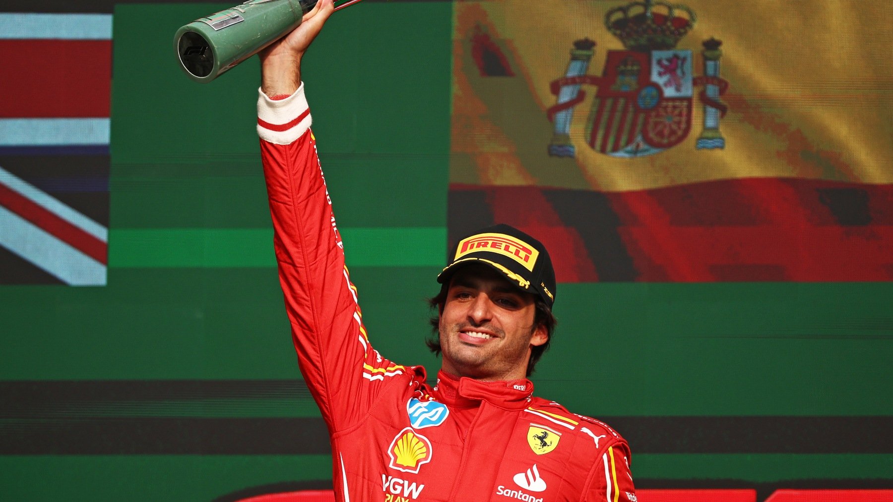 Carlos Sainz levanta el trofeo de ganador en el podio de México. (Getty)