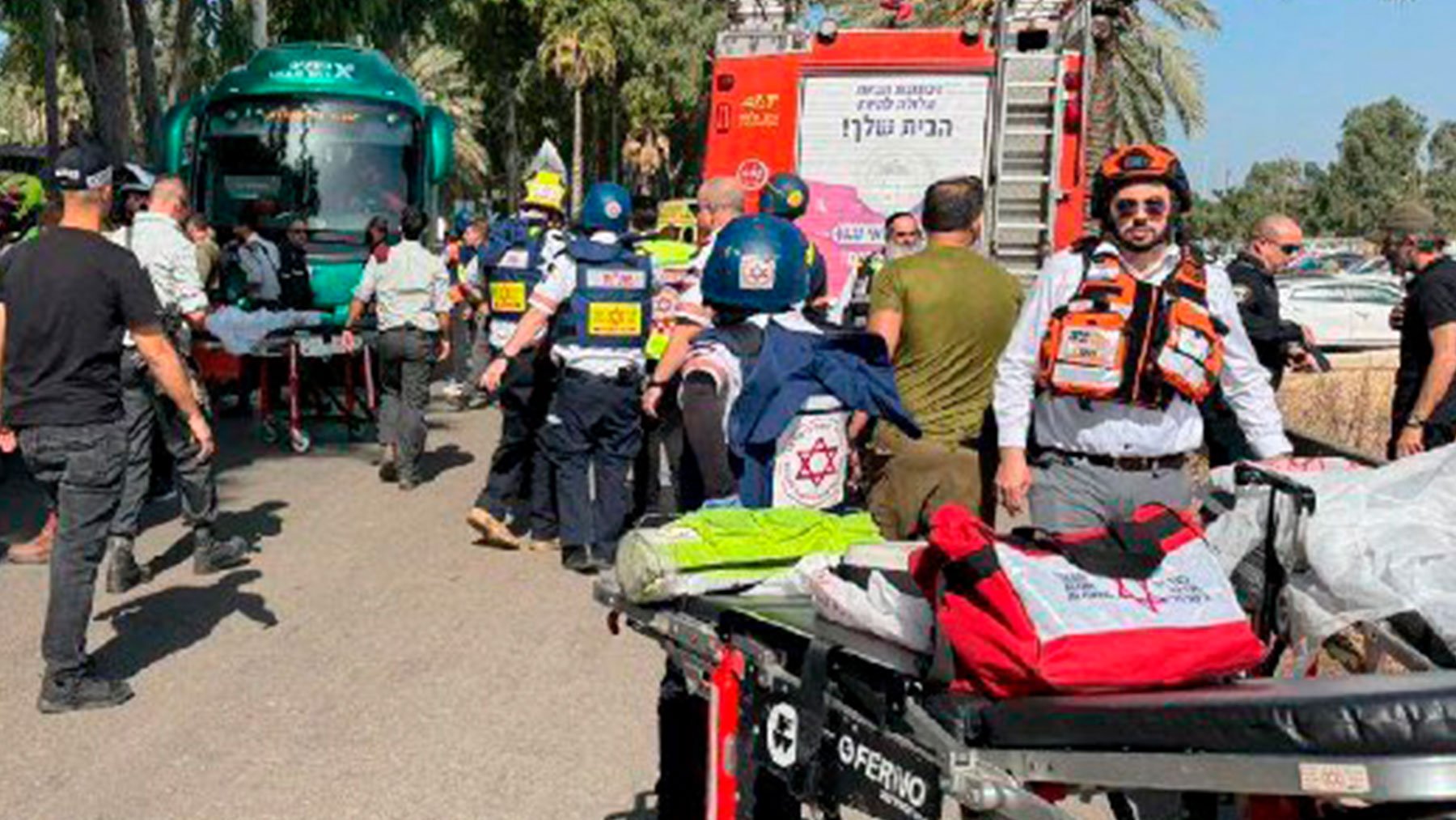 Los servicios de emergencias atienden a las víctimas del atentado en Tel Aviv.