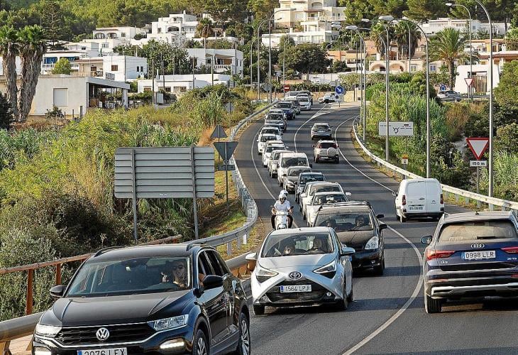 Carretera con vehículos en la isla de Ibiza.