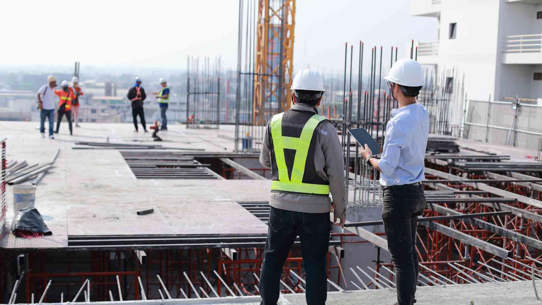 Varios obreros construyendo un edificio.