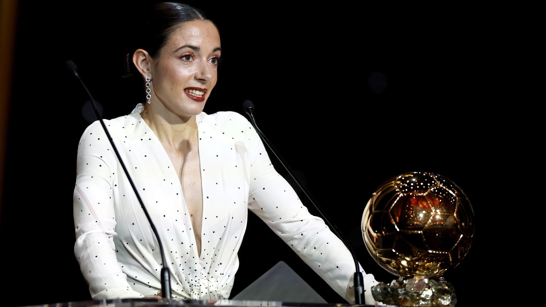 Aitana Bonmatí, con el Balón de Oro 2024. (EFE)