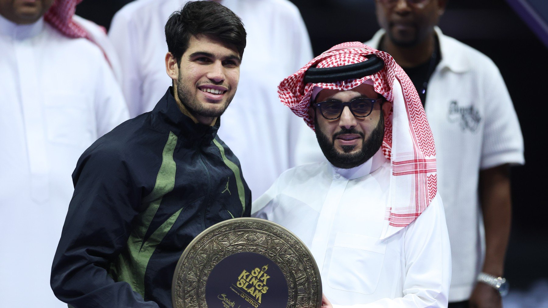 Alcaraz posa con el trofeo de subcampeón del Six Kings Slam. (Getty)