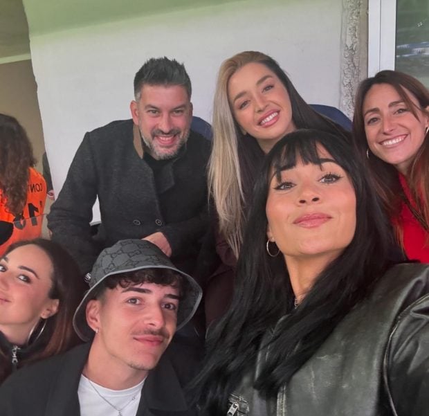 Aitana junto a sus amigos y Lola Índigo. (Instagram)