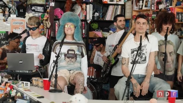 Ca7riel y Paco Amoroso durante su actuación en Tiny Desk (YouTube).