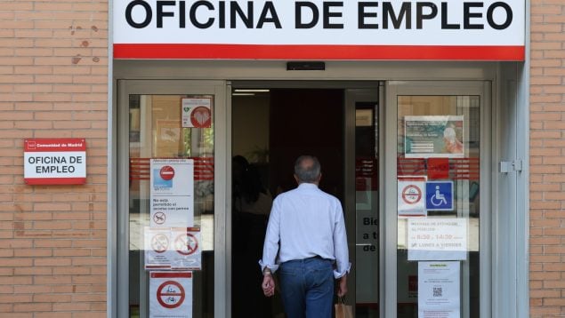 Una persona entra en una oficina de empleo.