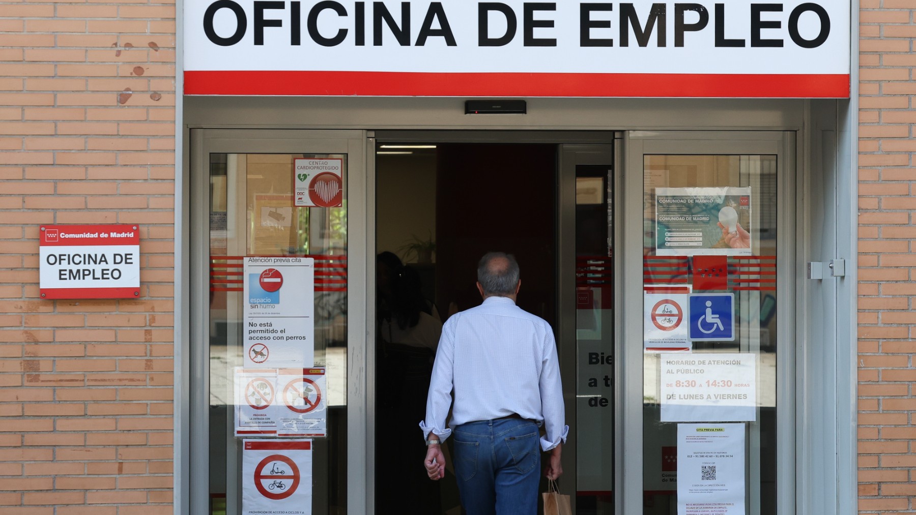 Una persona entra en una oficina de empleo.