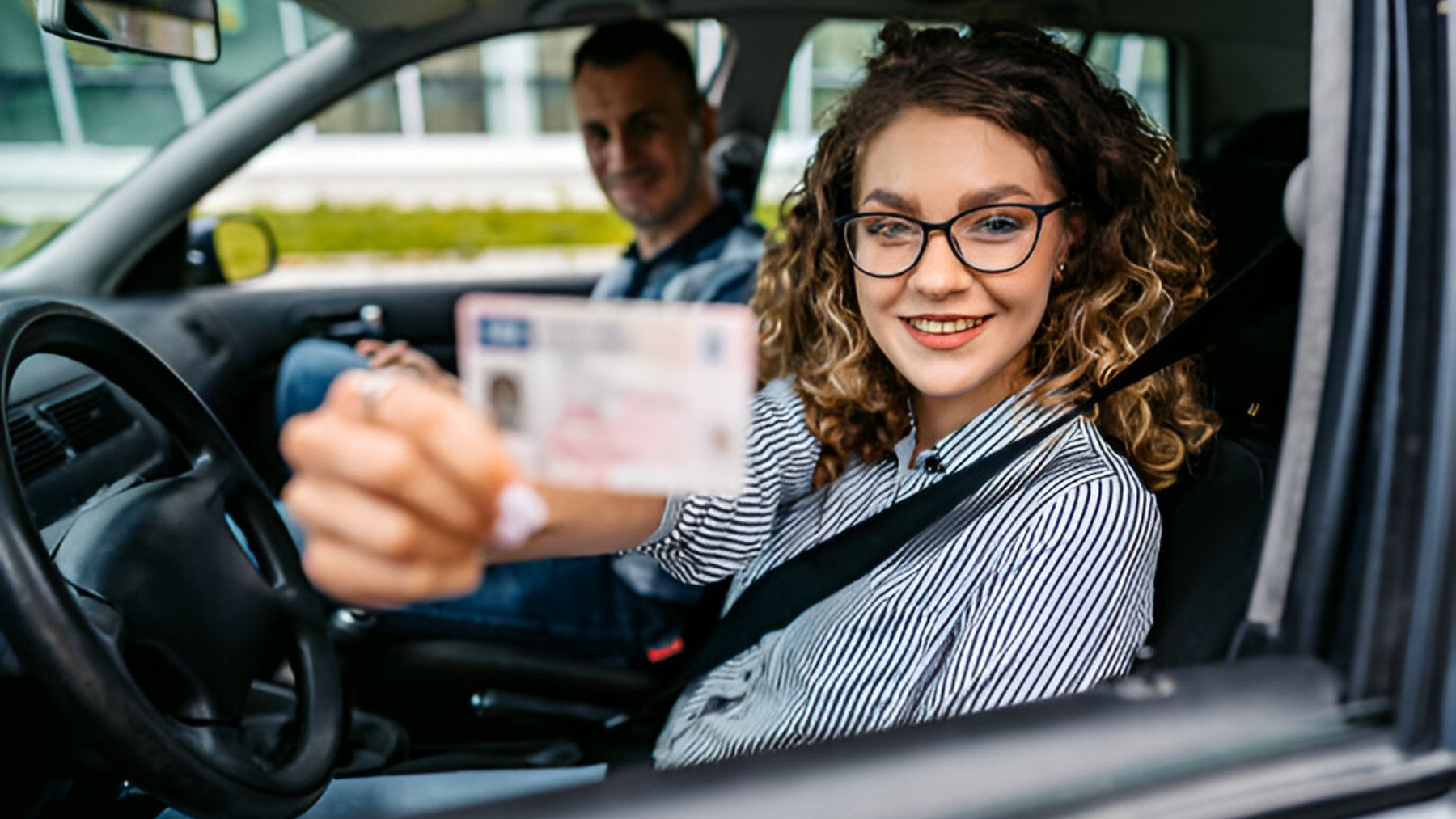 Chica con su carnet de conducir.