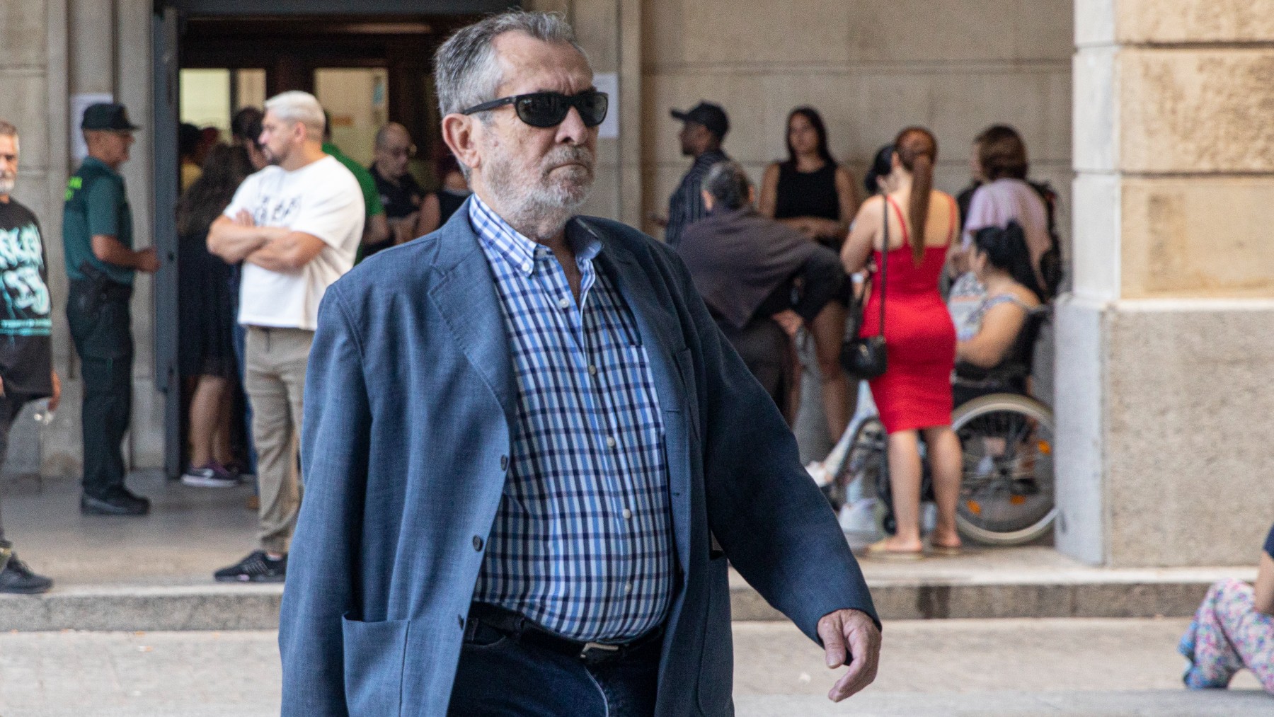 Antonio Rivas, llegando a la Audiencia de Sevilla. (Foto: EP)