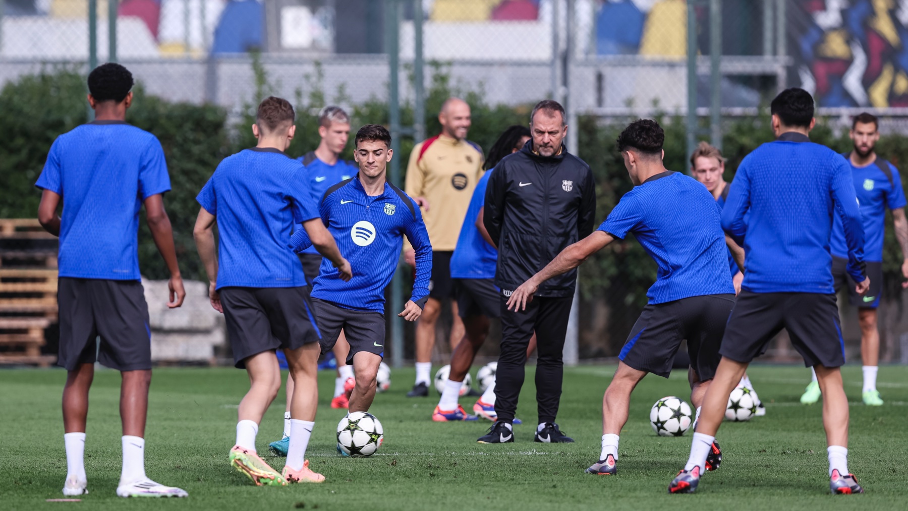 Hansi Flick, en un entrenamiento de la plantilla del Barcelona. (EP)
