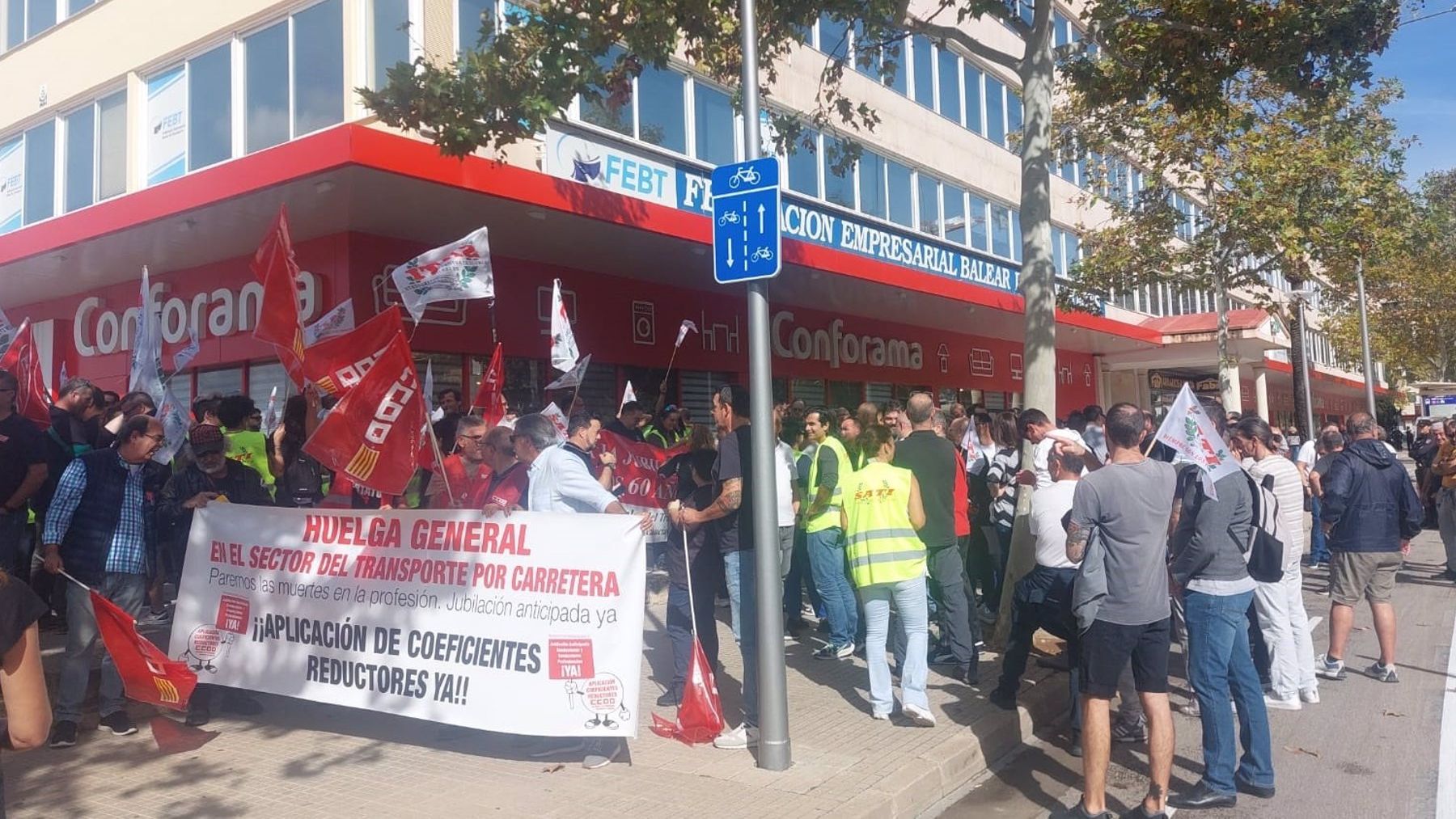 Concentración de los trabajadores del transporte de pasajeros de Baleares. (Europa Press)