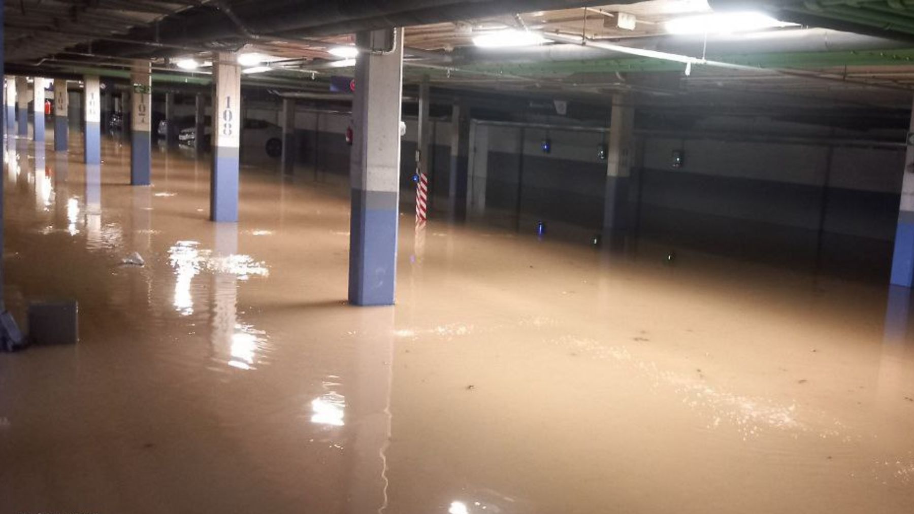 Un parking subterráneo inundado en Manacor (Bomberos de Mallorca)