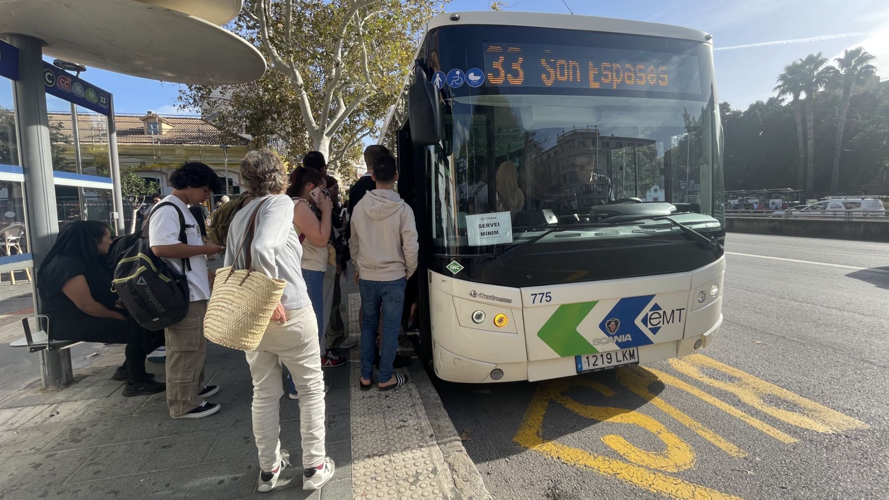 Varios usuarios acceden al interior de un bus de la EMT de Palma.