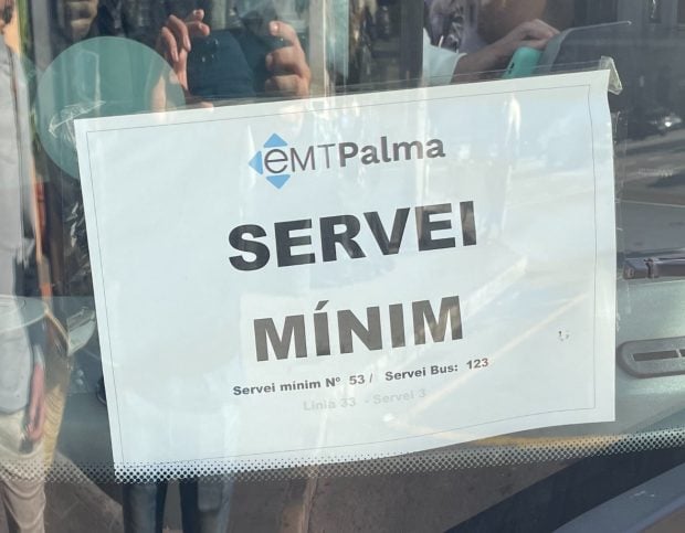 Cartel de 'Servicio mínimo' de un bus de la EMT de Palma.