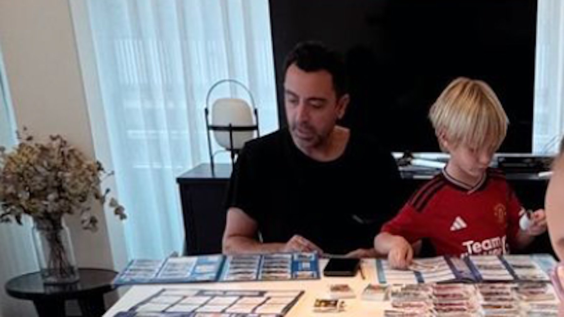 Xavi, junto a su hijo con la camiseta del United.