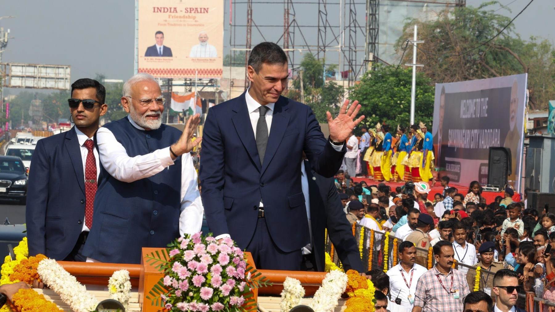 Pedro Sánchez junto a Narendra Modi, primer ministro indio, a su llegada a la India.