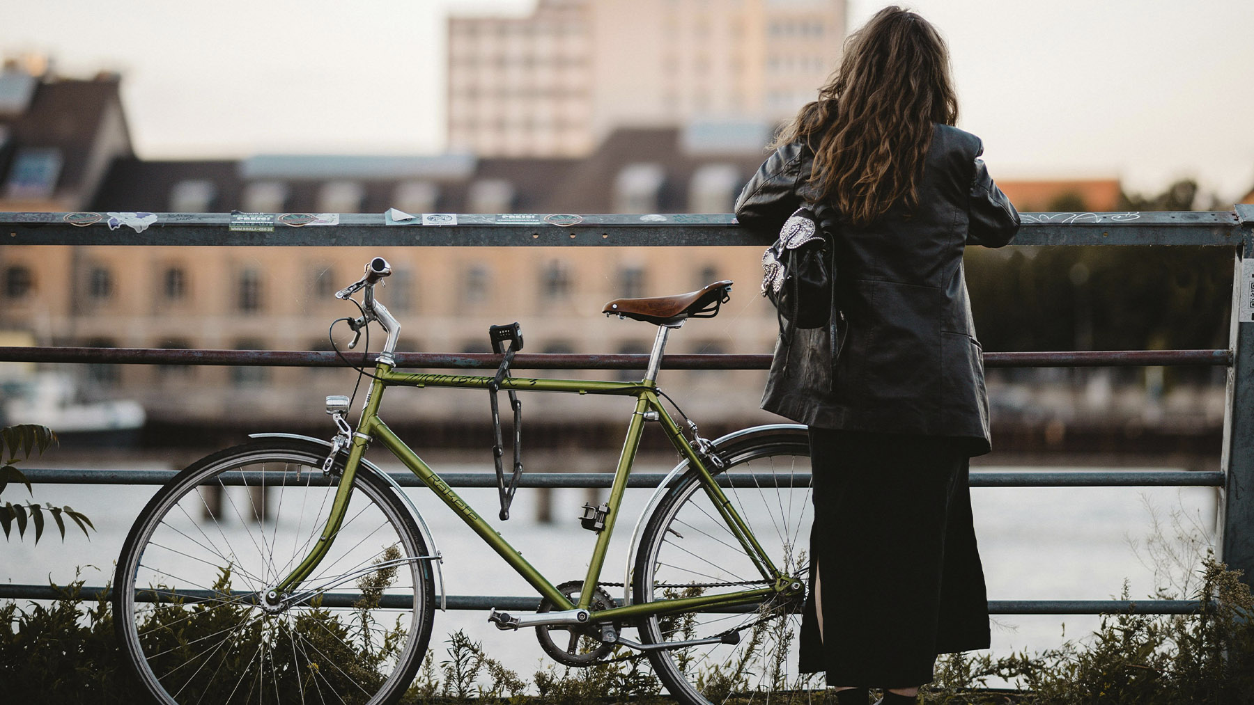 Mujer estaciona su bicicleta en Berlín. Foto: Pexels.