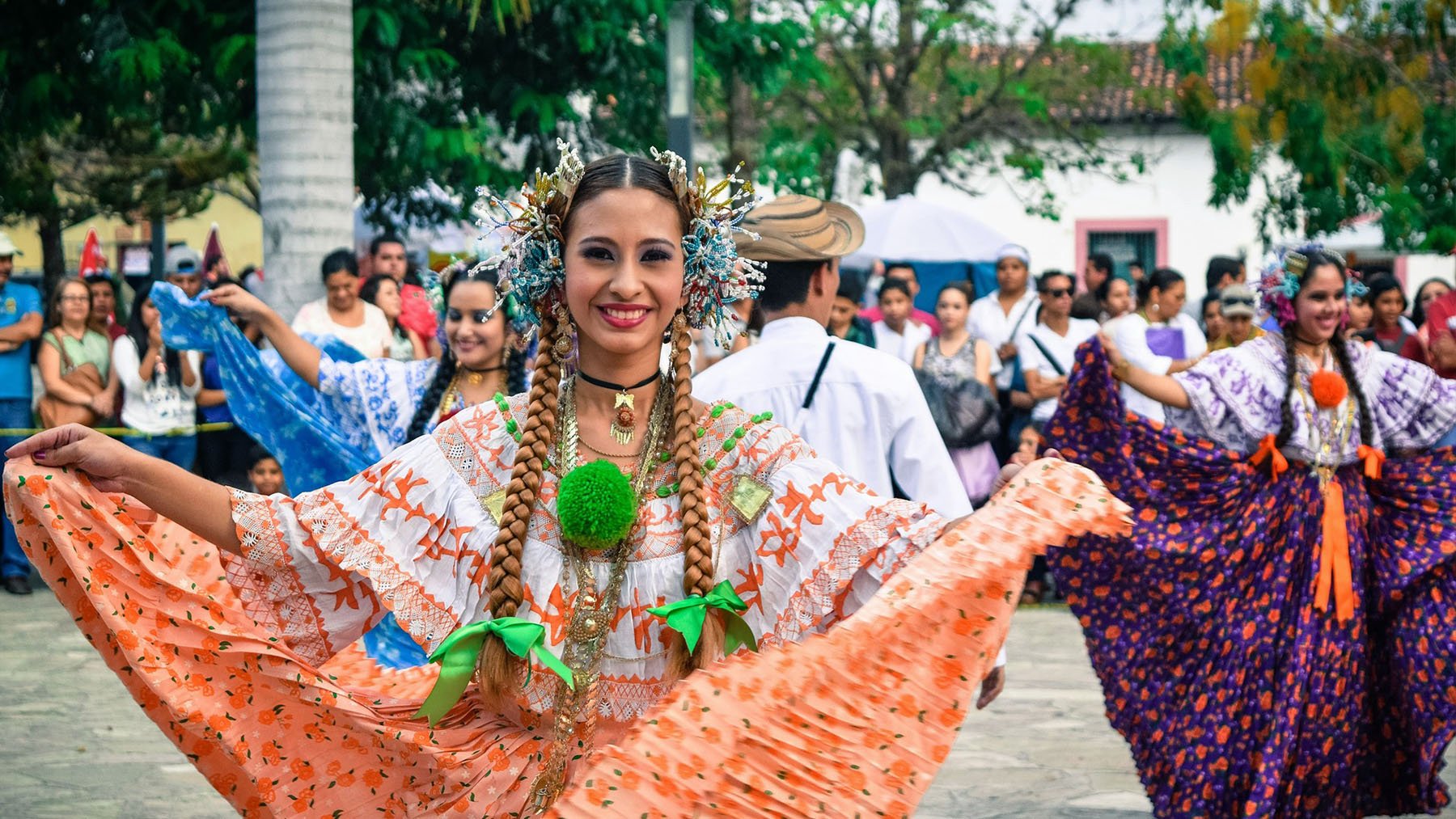 Mujeres costarricenses con vestimentas típicas. Foto: Pixabay.