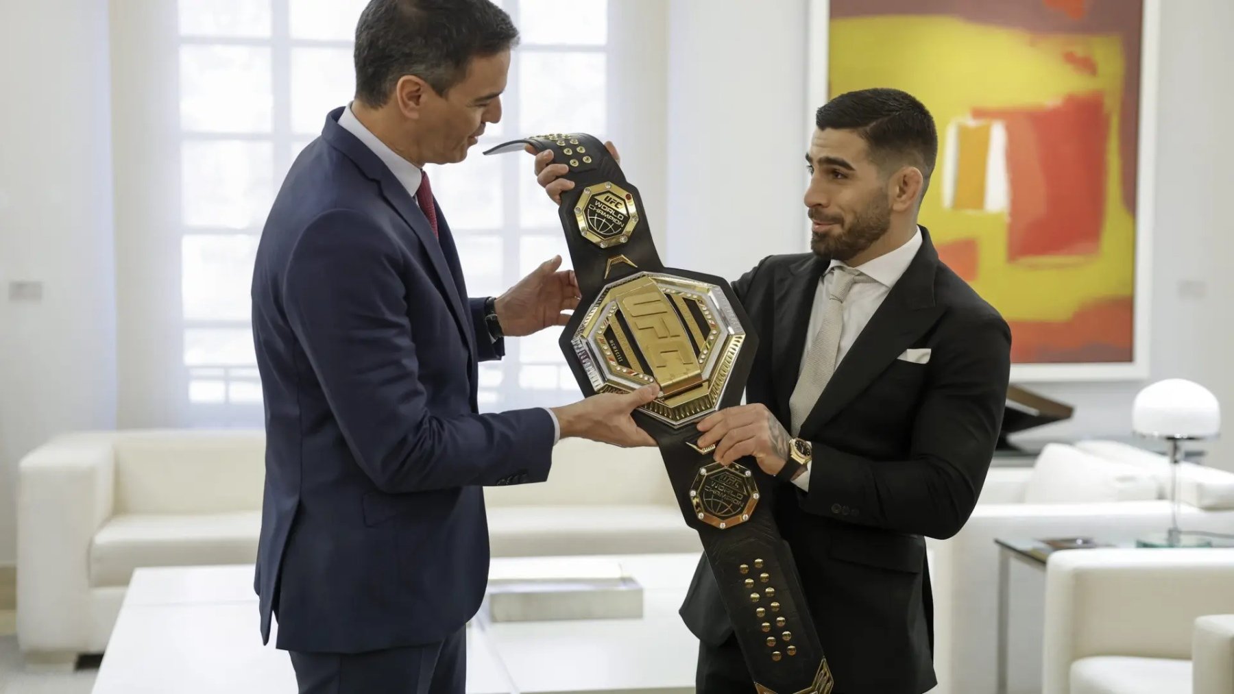 Pedro Sánchez recibió a Ilia Topuria la semana después en que fue campeón de la UFC.