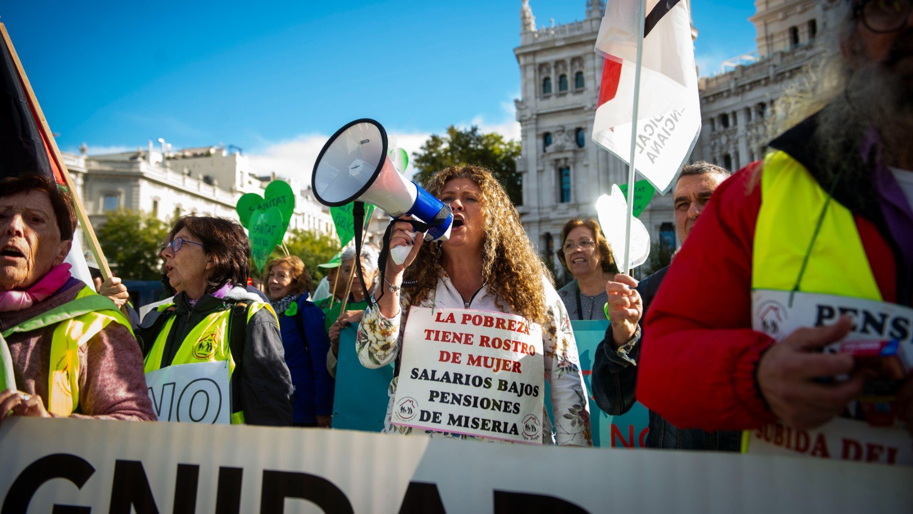 Decenas de personas se manifiestan por las pensiones. (Europa Press)