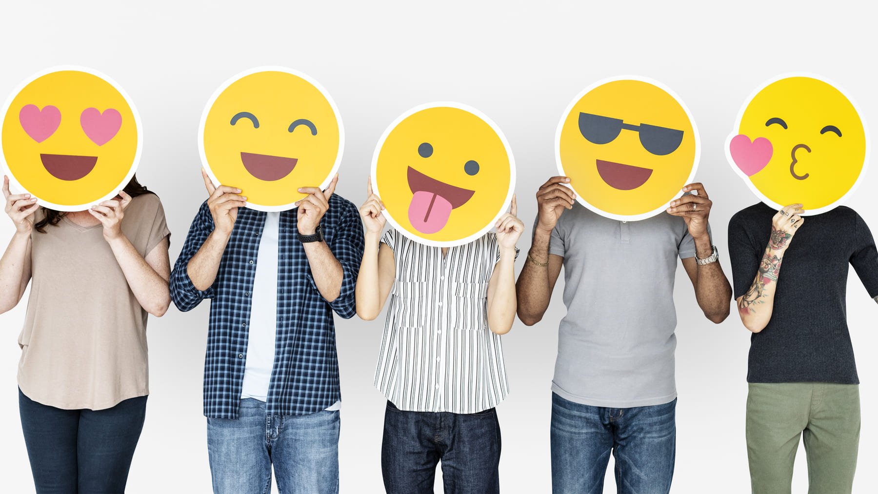 Personas con emojis en la cara.