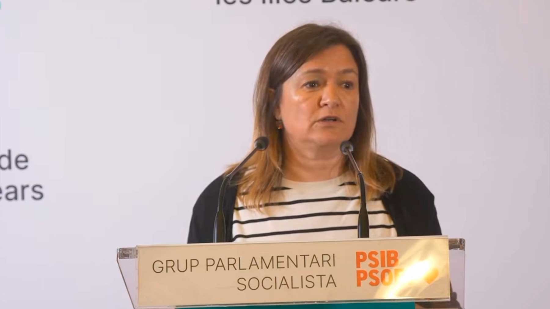 Mercedes Garrido, la socialista que fue expulsada del Parlament balear expulsadas dos socialistas por exhibir fotos de víctimas del franquismo.