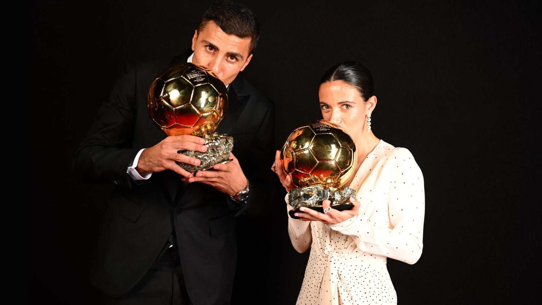 Rodri y Aitana besan sus respectivos balones de oro.