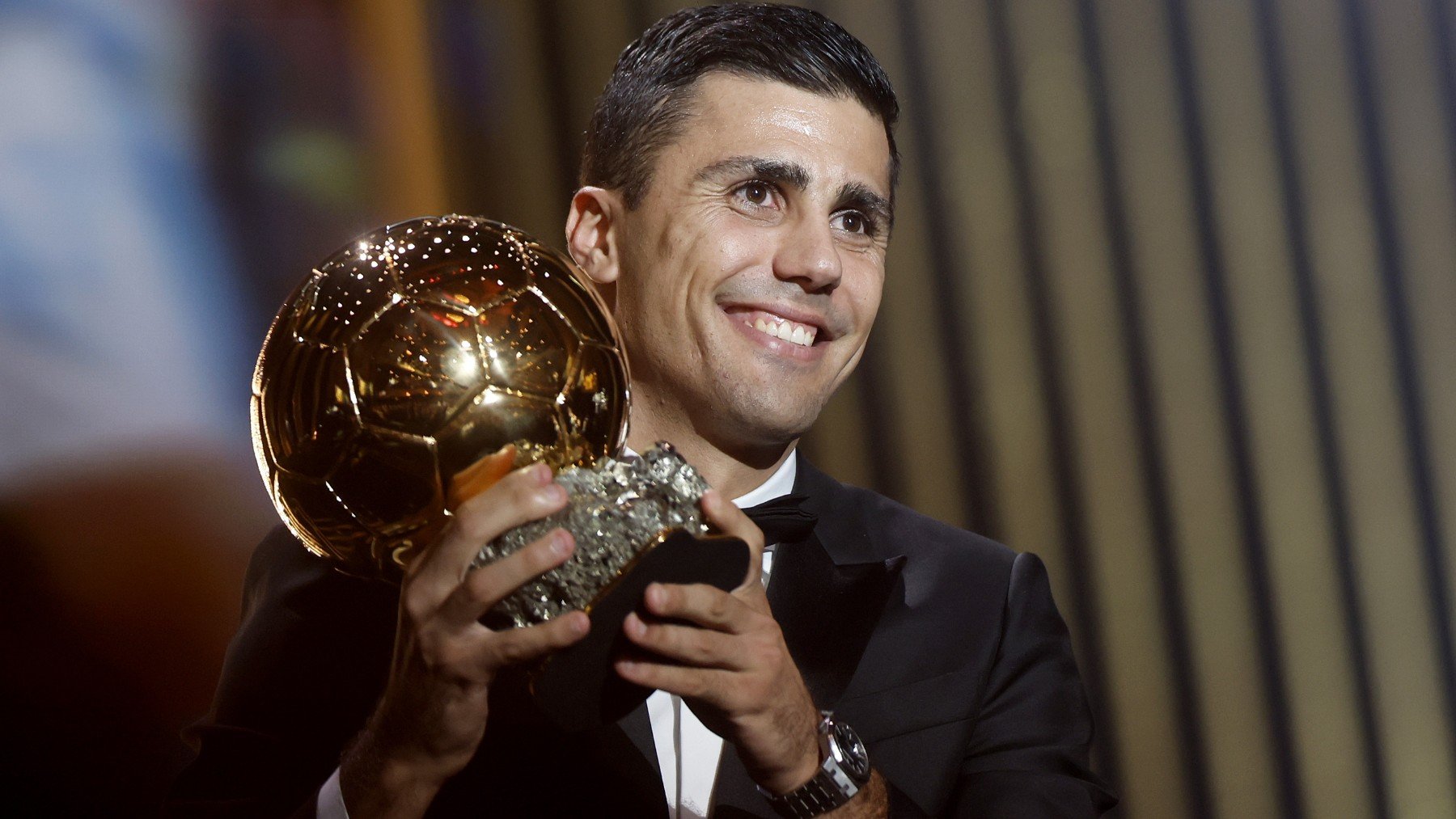 Rodri Hernández con el Balón de Oro. (EFE)