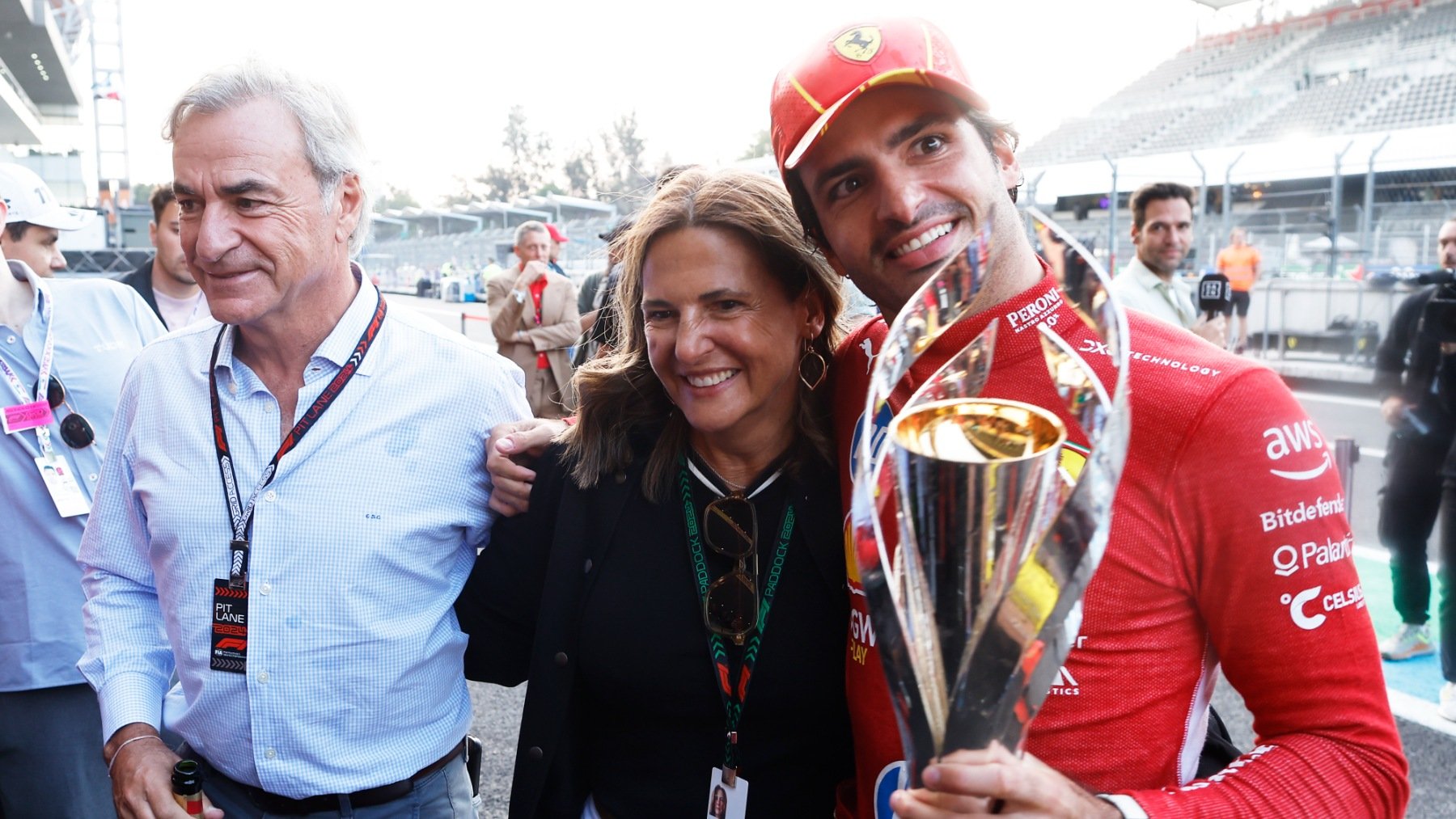 Carlos Sainz junto a su padre, Sainz senior y a su madre, Reyes Vázquez de Castro. (Getty)