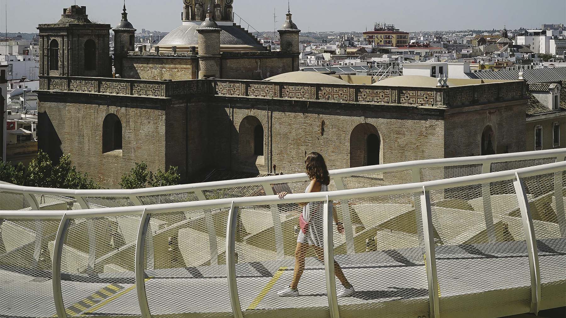 Caminando por Sevilla. Foto: Pexels.