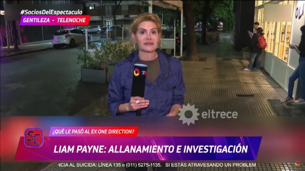 Una reportera del canal argentino eltrece informa de la muerte de Liam Payne desde la puerta del hotel en la que ocurrió (eltrece).