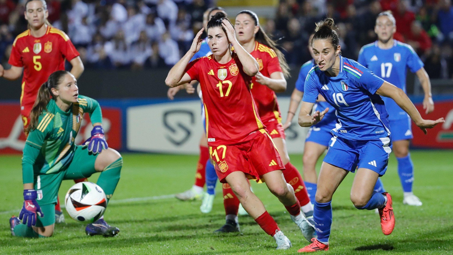 Lucía García se lamenta tras una acción. (EFE)