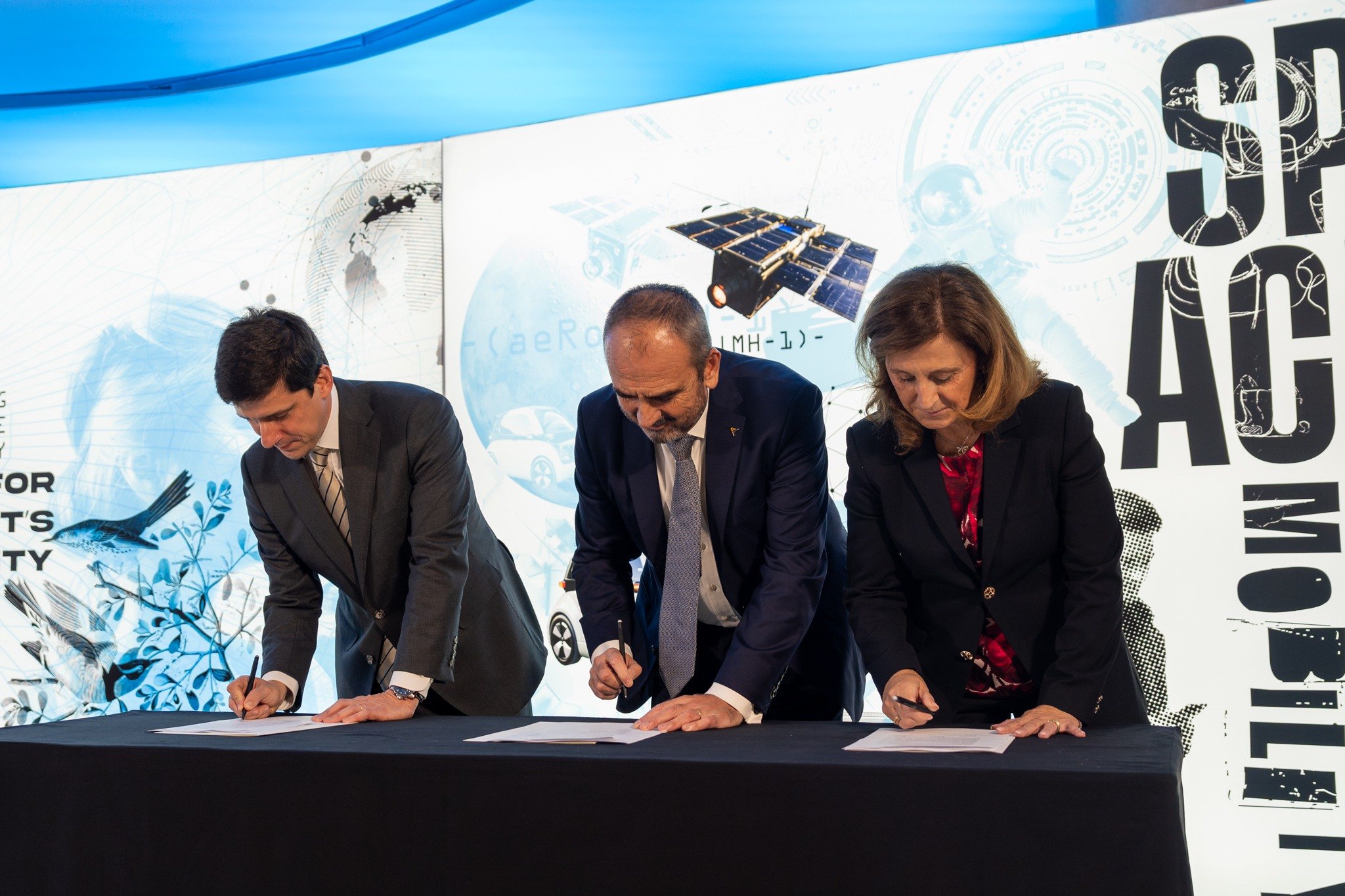 El CEO de GEOSAT, Francisco Vilhena da Cunha, el CEO de Satlantis, Juan Tomás Hernani y la presidenta de Ceiia, Isabel Furtado @cortesía