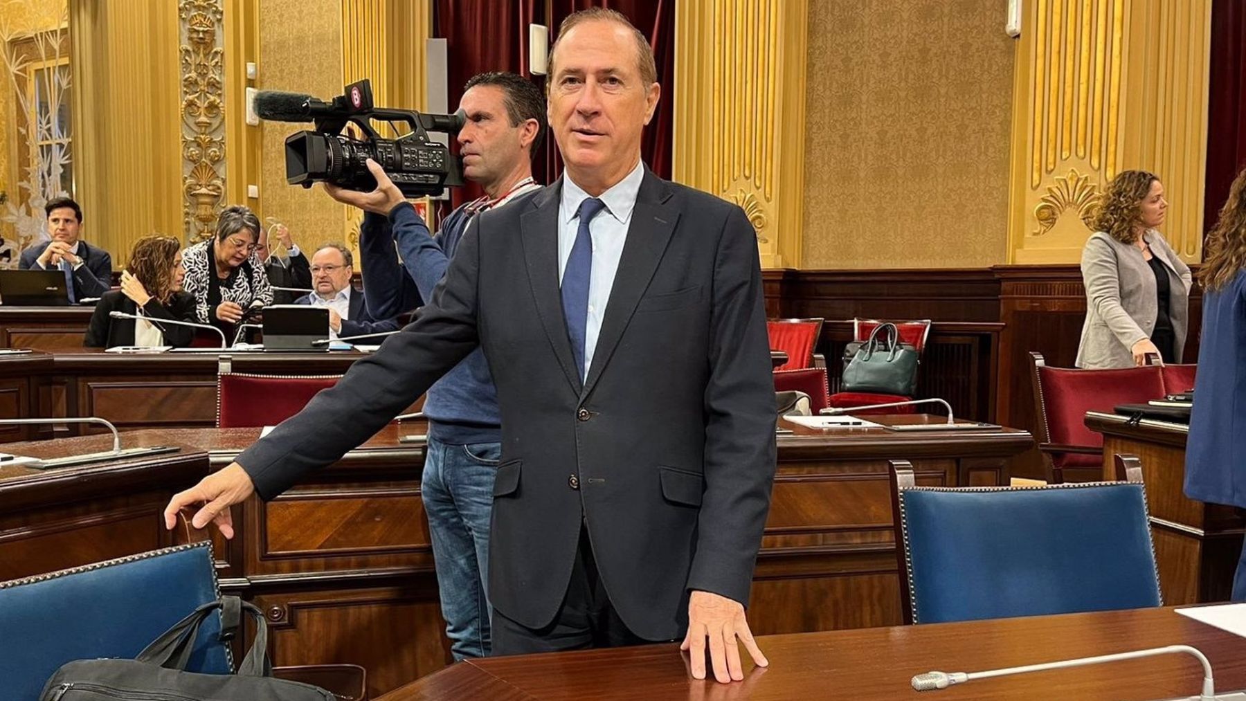 El conseller del Mar y Ciclo del Agua, Juan Manuel Lafuente, en el pleno del Parlament. (EP)