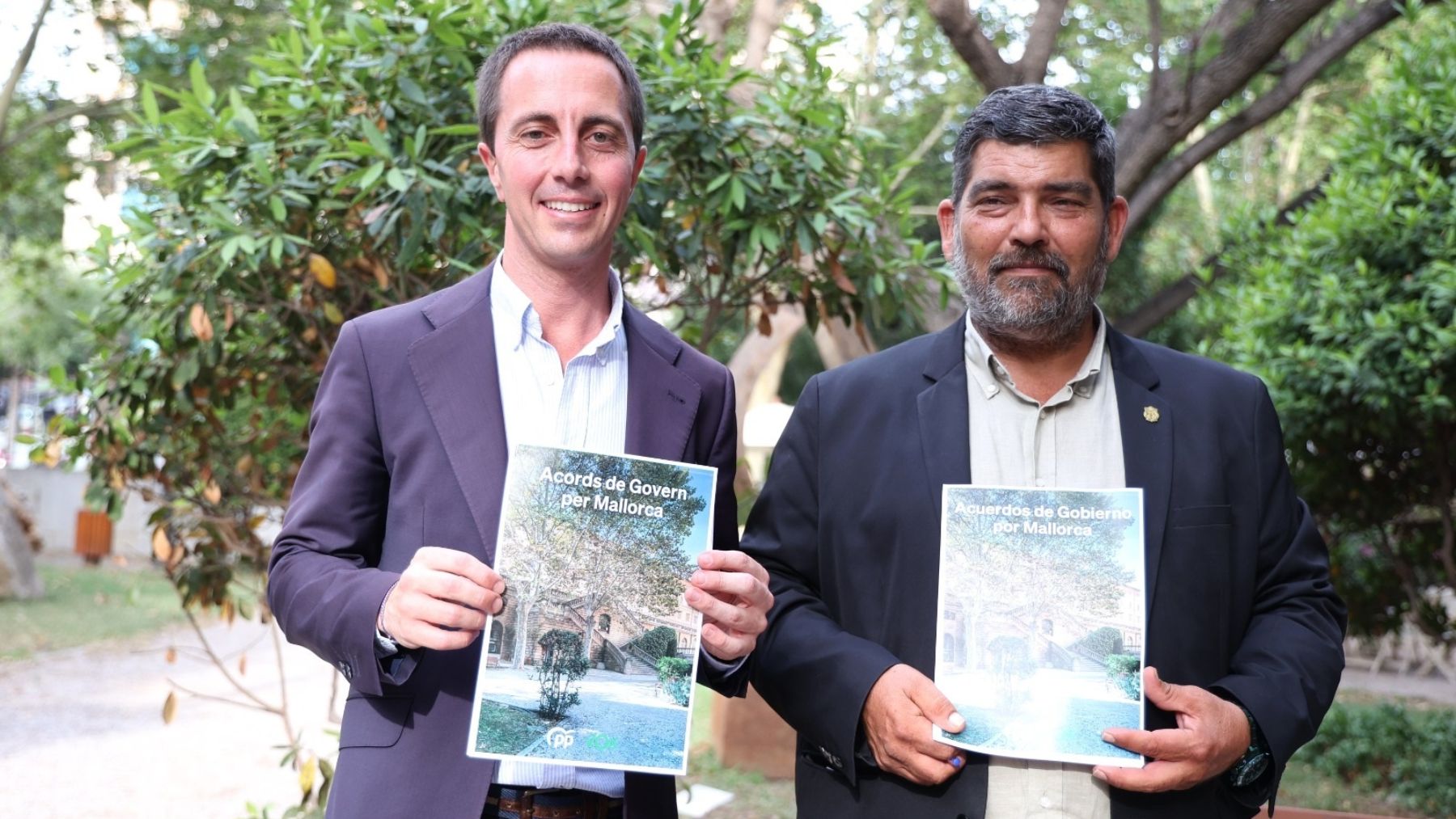 Llorenç Galmés (PP) y Pere Bestard (Vox) tras firmar el pacto de gobierno en 2013.