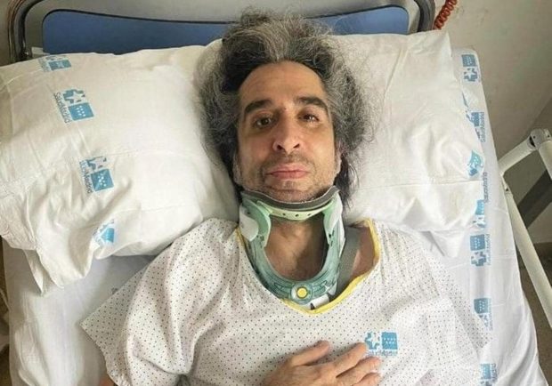 Mario Vaquerizo durante su recuperación de una caída del escenario en un concierto (Instagram).