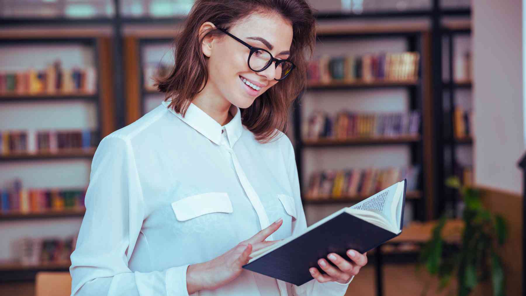 Una joven leyendo.