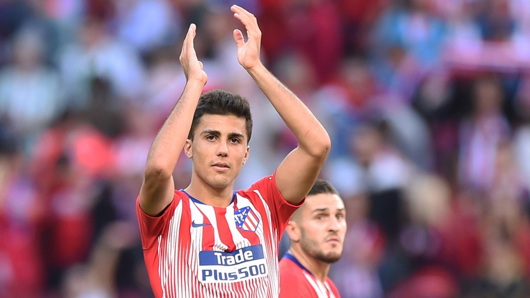 Rodrigo Hernández aplaude a la afición tras un partido con el Atlético. (Getty)