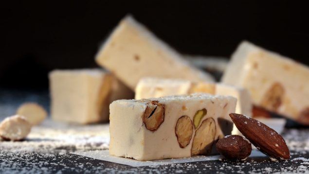 Un crítico gastronómico elige el mejor turrón entre supermercados como Alcampo o Dia.