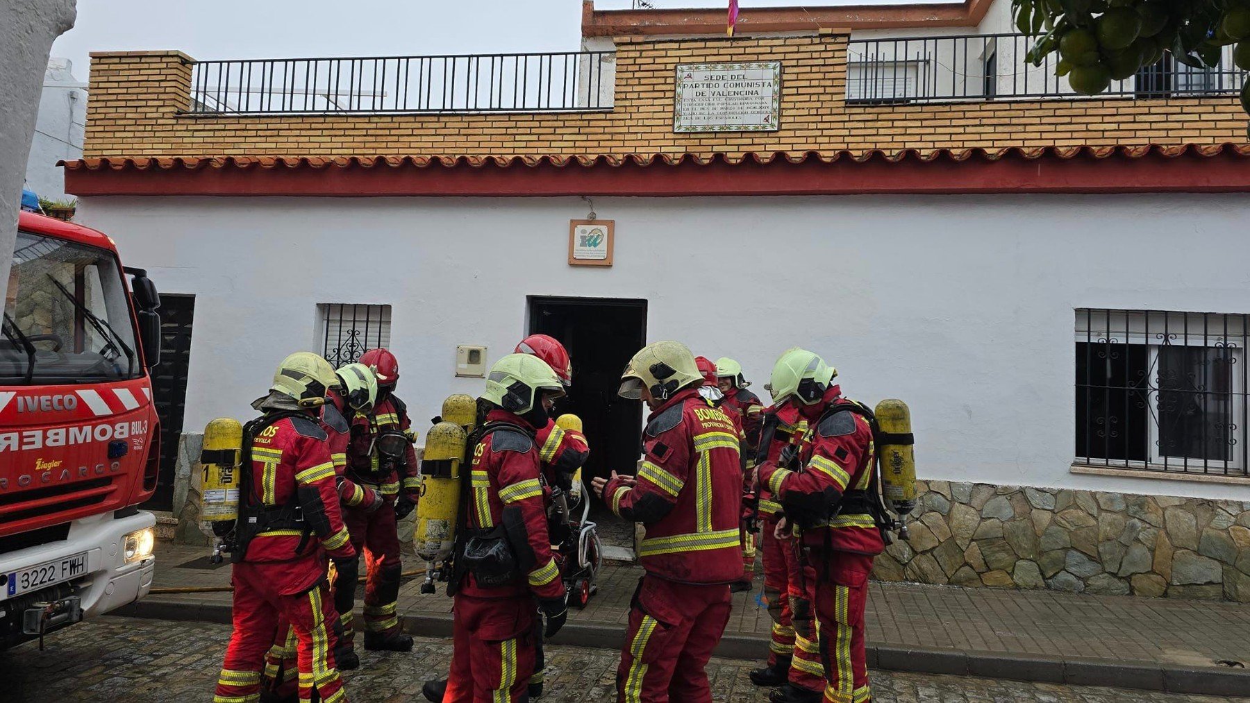 Bomberos frente a la sede de IU en Valencina. (Foto: AYTO.)