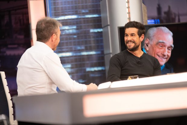 Mario Casas junto a Pablo Motos en el plató de El Hormiguero (Atresmedia).