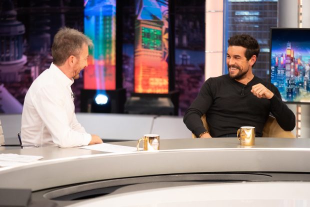 Pablo Motos y Mario Casas durante su entrevista en El Hormiguero (Atresmedia).