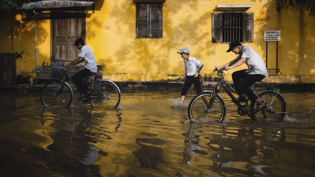 niños, bicicletas, agua, ciudad, inundada