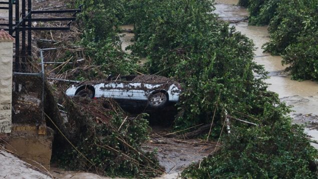 Coche destrozado tras el paso del la DANA.