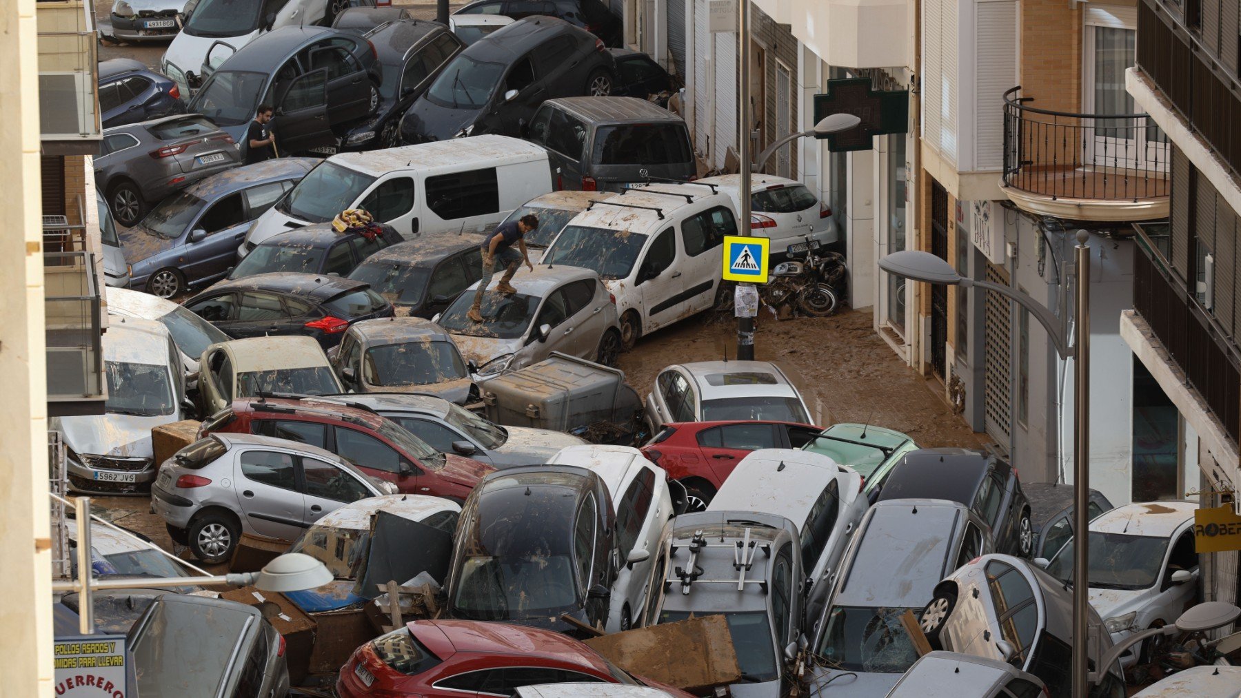 Vehículos amontonados en una calle tras las intensas lluvias de la dana en la localidad valenciana de Picaña este miércoles. (Foto: EFE / Biel Aliño)