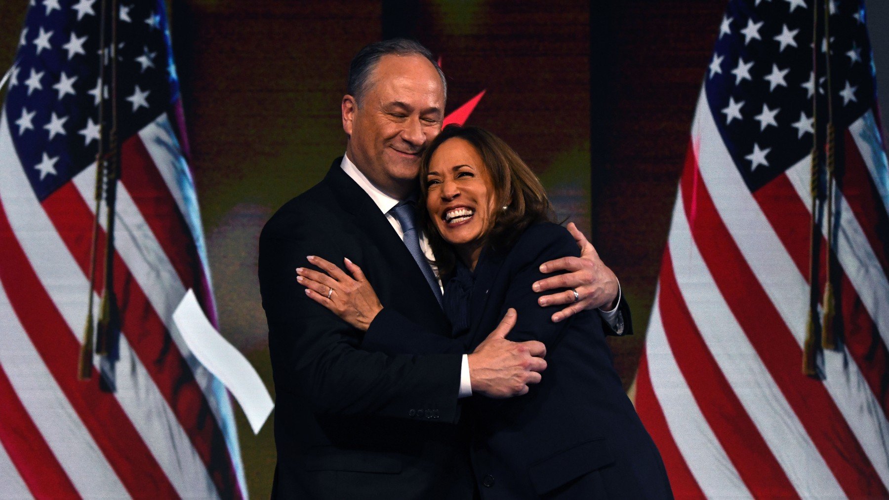 Douglas Emhoff y Kamala Harris durante la Convención Nacional Demócrata. (Foto: Europa Press)