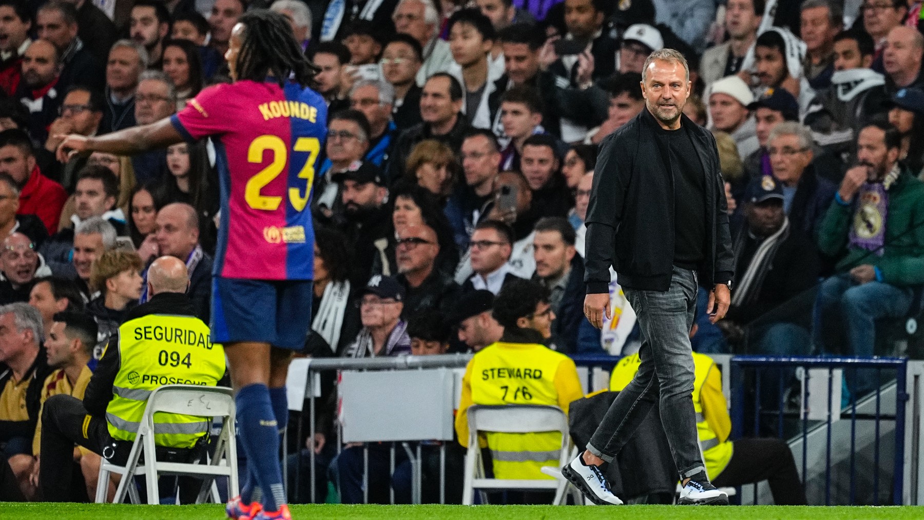 Hansi Flick sonríe en el Santiago Bernabéu. (EP)